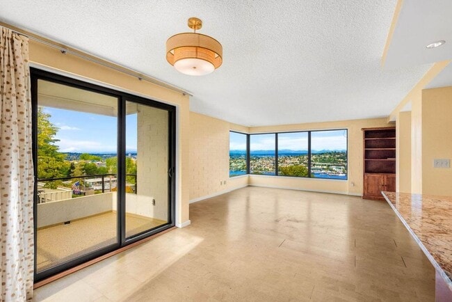 Building Photo - Gorgeous Top Floor Penthouse Unit in East ...