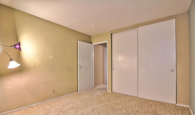 Building Photo - Charming 1-Bed San Francisco Retreat with Fireplace & Granite Finishes!