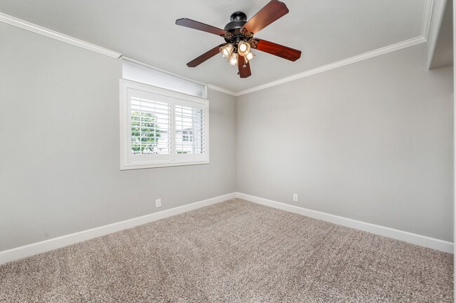 Building Photo - Upgraded 3 bed 2.5 bath Townhome in Newpor...