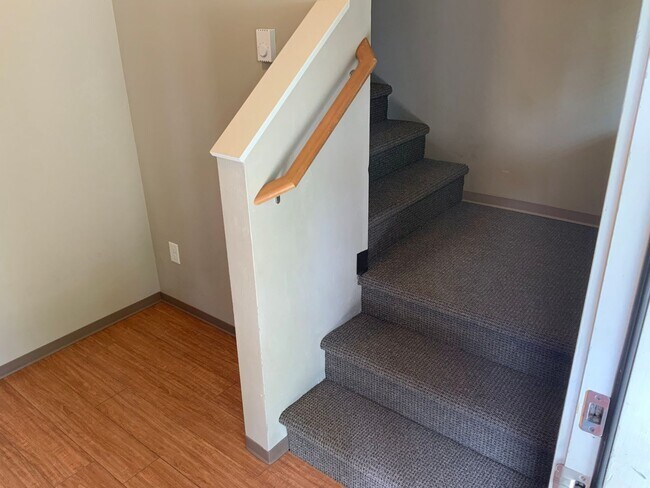 Building Photo - Move In Special!!  Close to Campus on 14th...