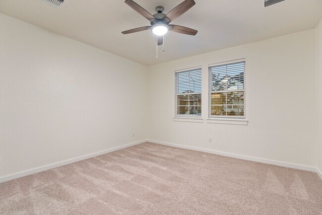 Building Photo - Beautiful 4 bedroom, 3 bathroom home in Hu...