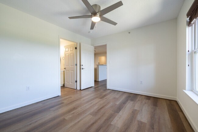Building Photo - Renovated Condo in Harts Cove!