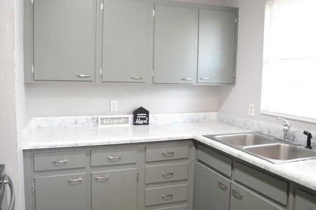 Building Photo - 411 Cambridge Dr