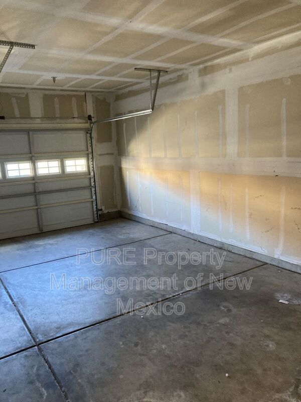 Building Photo - 601 Menaul Blvd NE