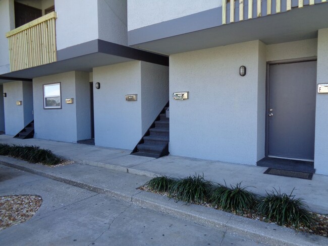 Building Photo - Charming 2 Bedroom close to the beach avai...