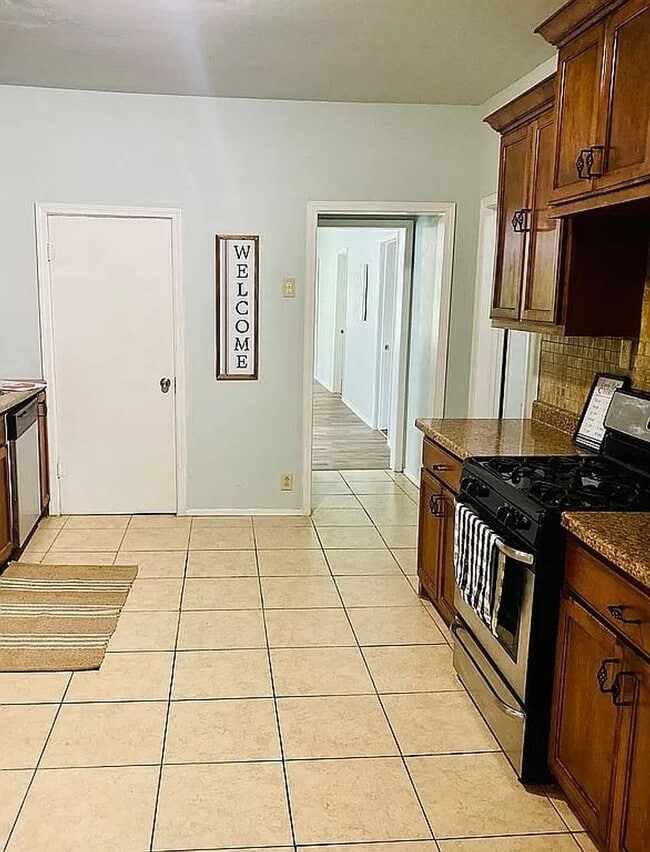 Building Photo - 4 bed 2 bath house for rent!
