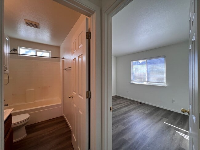 Building Photo - Cute 2 bedroom home located in Donner Trails!