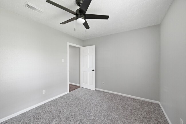 Building Photo - 1805 Whitebriar Dr