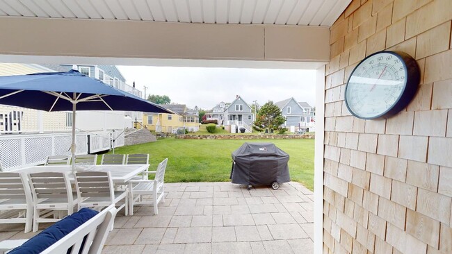 Building Photo - Winter Rental Only. Single Family Available: September 1 to April 30th - May 15th