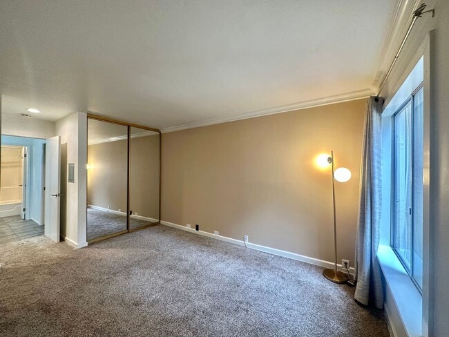 Building Photo - Newly Renovated Pacific Beach Condo Pool S...