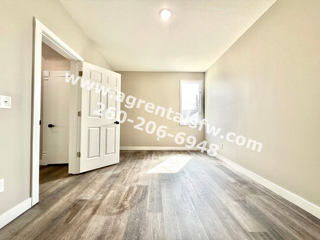 Building Photo - 615 W 4th St