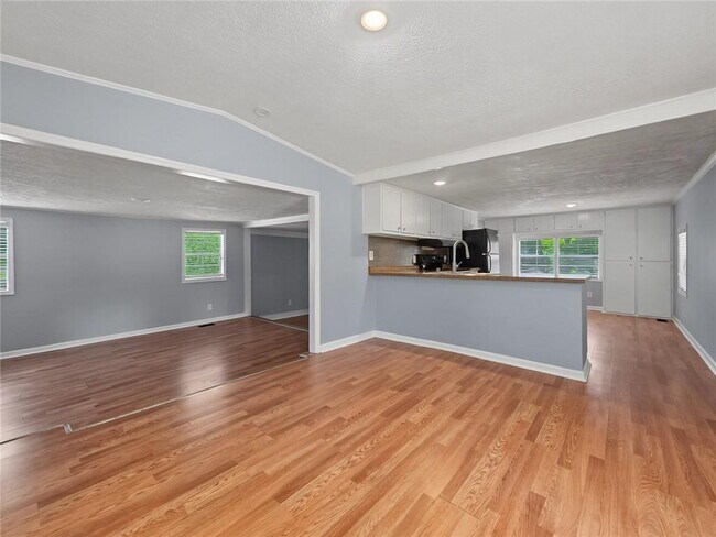 Building Photo - 3542 Shoreland Dr