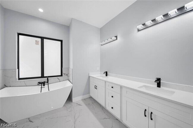 Building Photo - 3018 19th St W