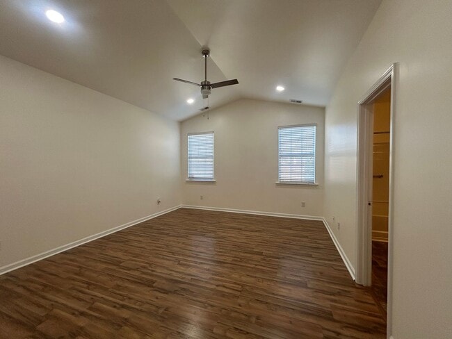 Building Photo - Bright and Spacious 3/2 Available Now!