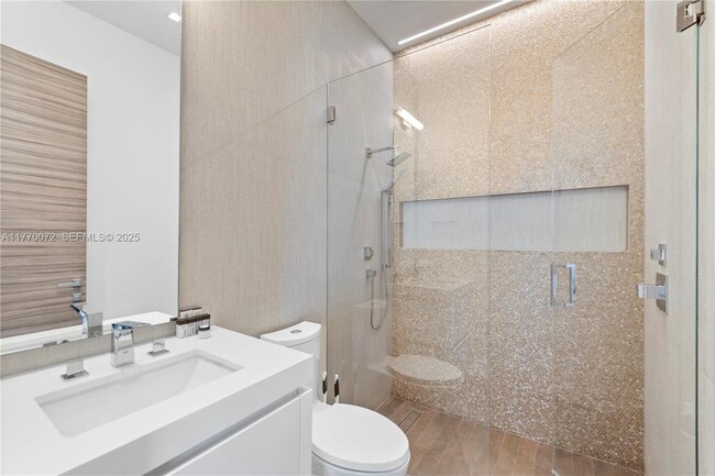 Building Photo - 1400 Bayview Dr