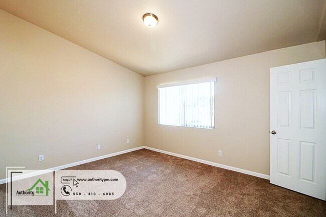 Building Photo - 2750 Shasta View Dr