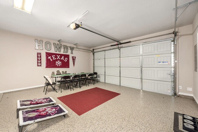 Building Photo - 4/4.5 in Pershing Pointe Townhomes! Availa...