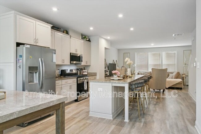 Building Photo - 121 Daybeacon St