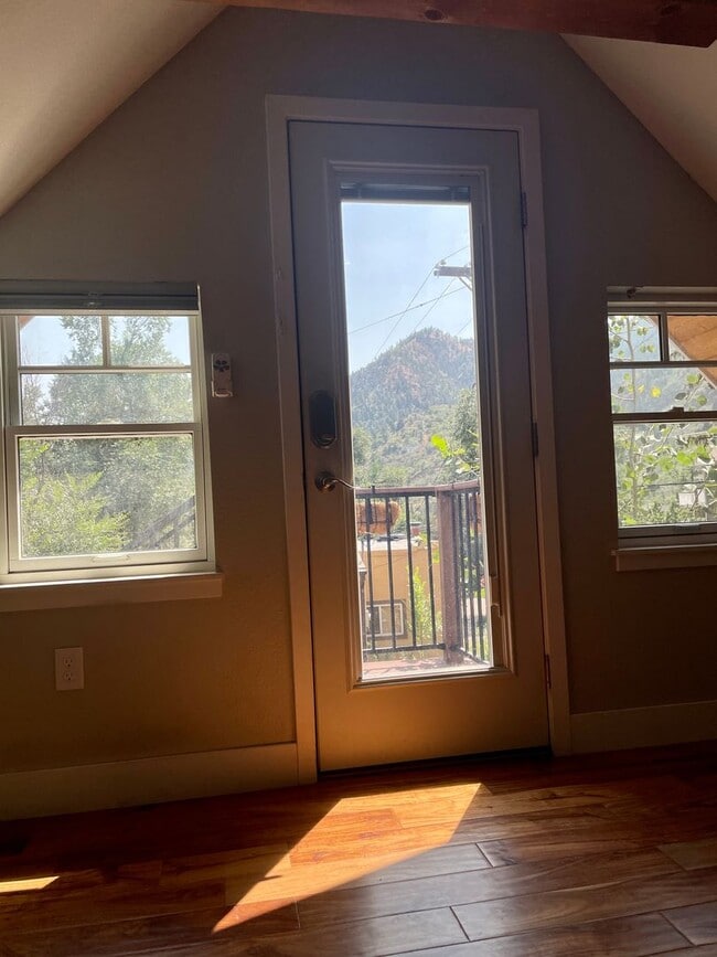 Building Photo - Adorable Garage Studio in beautiful Manitou Springs.