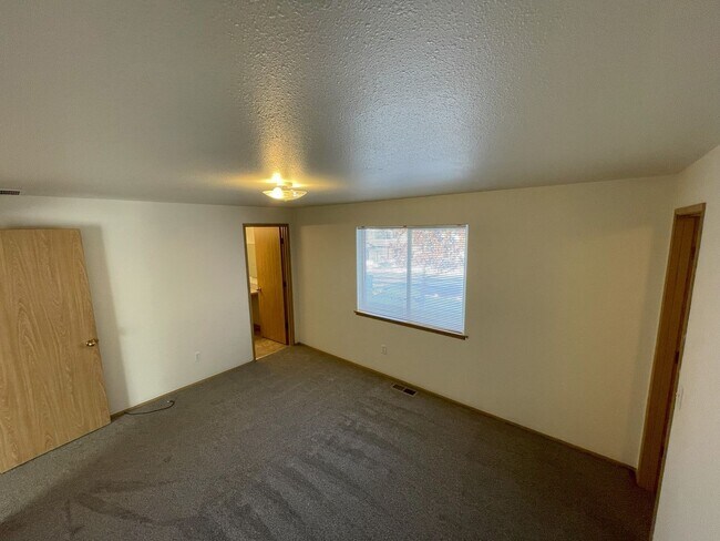 Building Photo - 5548 - 5550