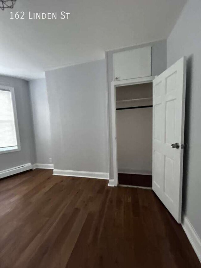 Building Photo - 162 Linden St