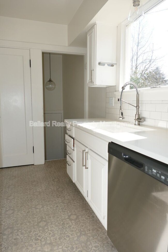 Building Photo - 3246 Conkling Pl W