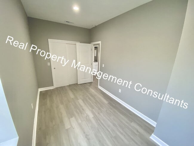 Building Photo - Renovated 3-Bedroom Home! Deposit Free Living Available via Obligo