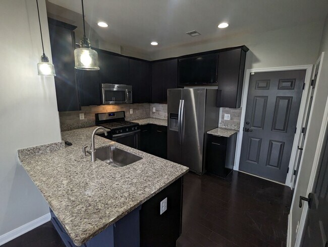 Building Photo - Two Level END UNIT condo in East of Market...