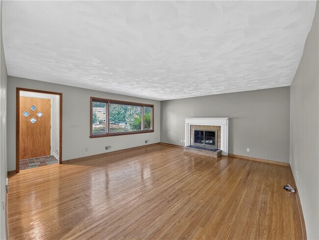 Building Photo - 69 Plaza Dr