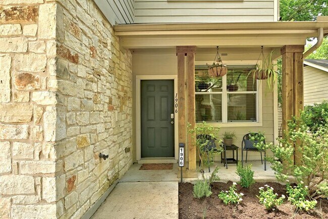 Building Photo - 512 Eberhart Ln