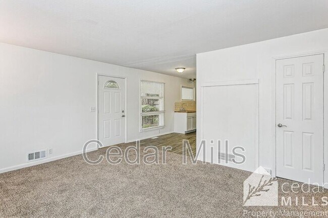 Building Photo - 1422 Cloverdale Dr