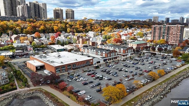 Building Photo - 905 River Rd