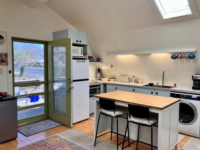 Building Photo - 2102 Travis Heights Blvd