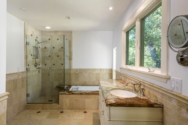 Building Photo - 696 Ladera Ln