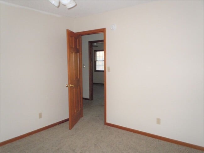 Building Photo - 3-4 Bedroom Executive Home on 5 Acres has 4 Baths and a 3 Car Garage!!