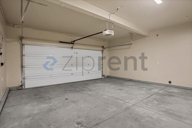 Building Photo - Unit