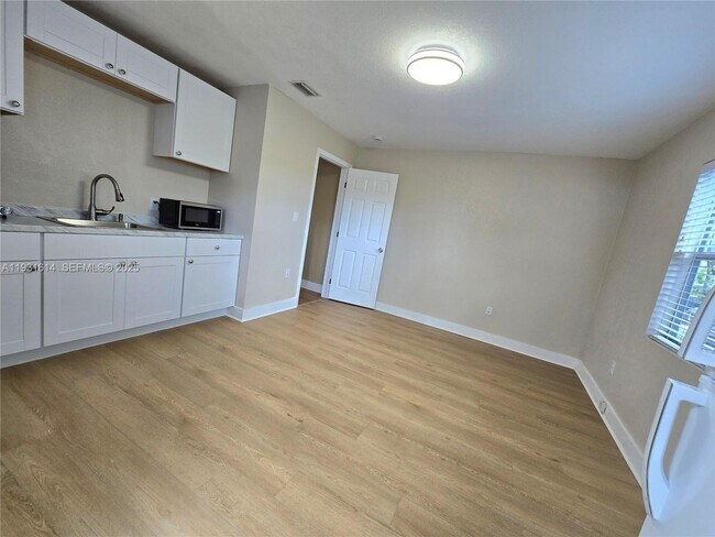 Building Photo - 13340 NE 16th Ave