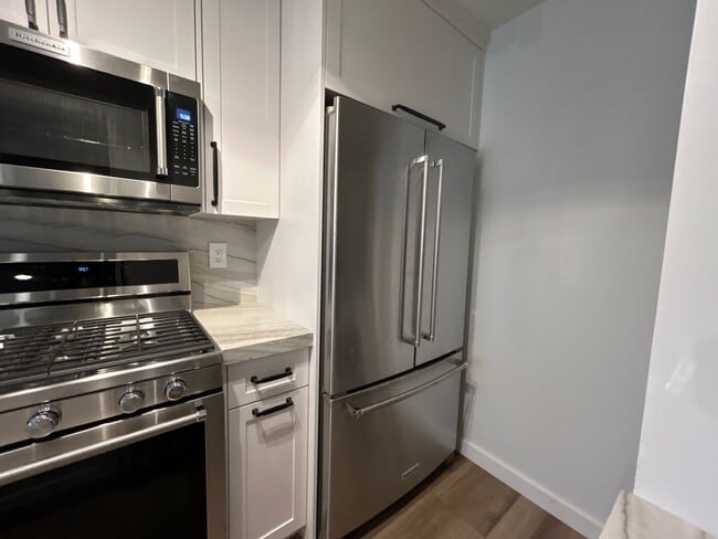 Building Photo - Fabulous Remodeled Condo