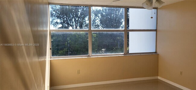 Building Photo - 1300 NE Miami Gardens Dr