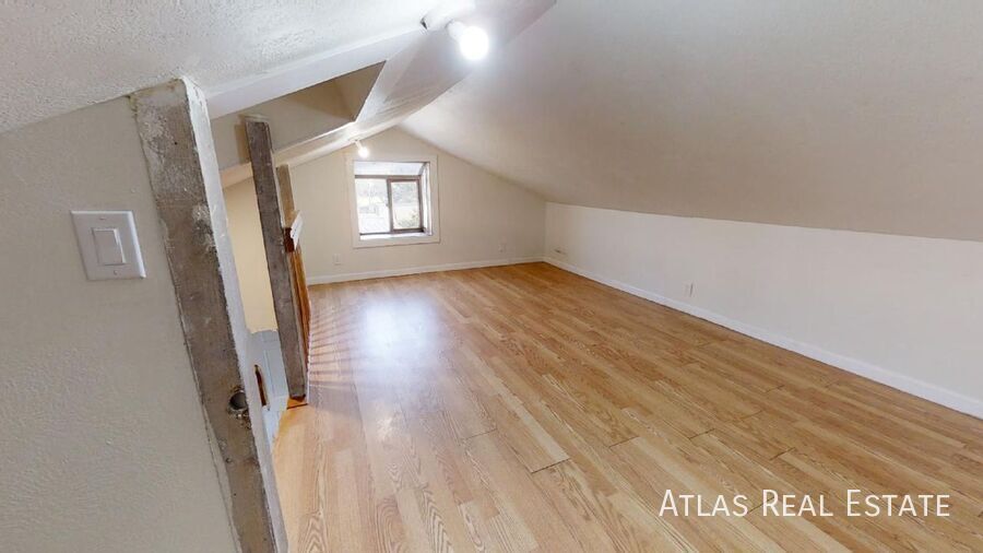 Building Photo - 406 S 10th St