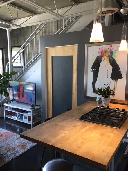 Building Photo - 360 Broadway