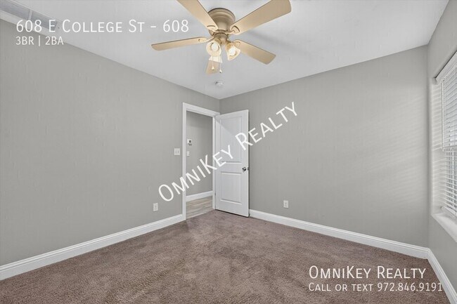 Building Photo - 608 E College St