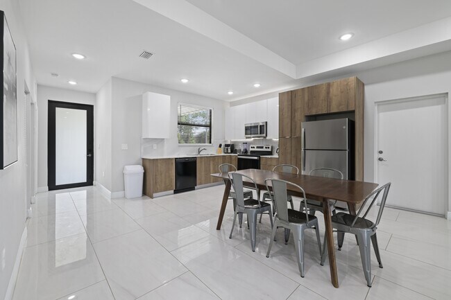 Building Photo - 2011 Olsen Ln