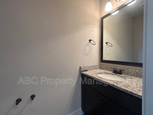 Building Photo - 3101 SW Warberry Ave