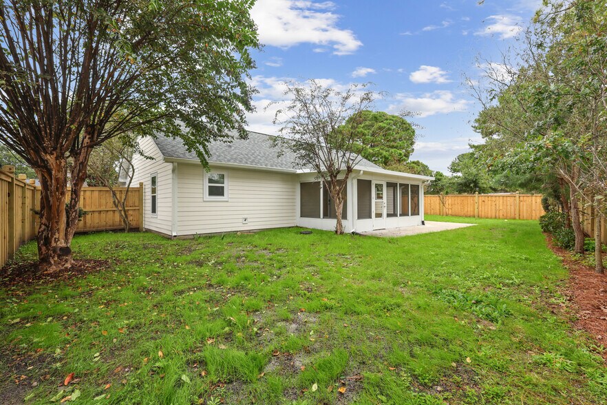 Building Photo - 303 Hixon Pl