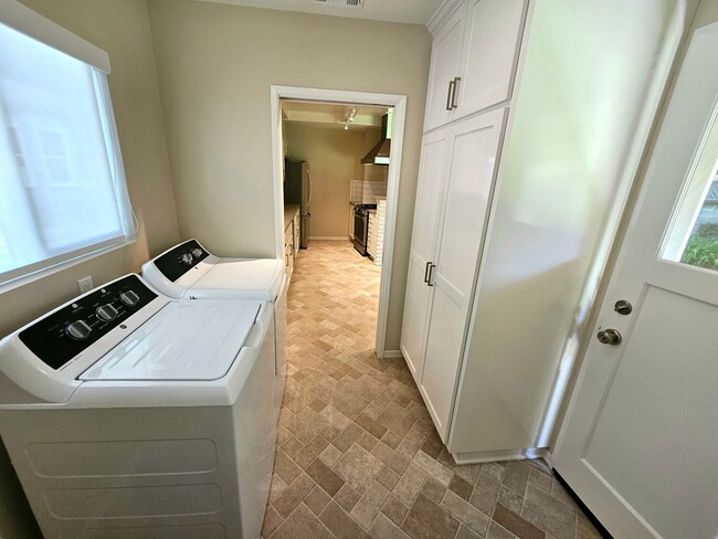 Building Photo - Beautiful Home in a Lovely Neighborhood! Available Spacious 2 Bedroom and Two Bathroom!