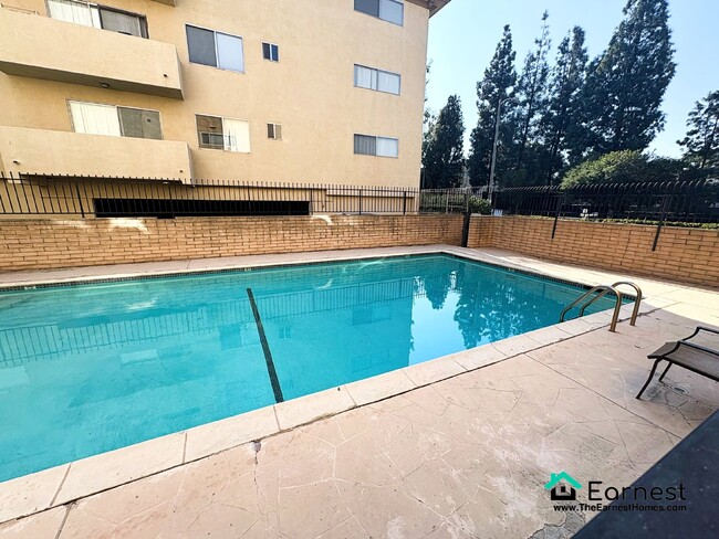 Building Photo - 3 + 2 Bright and Spacious Condo Near Ventu...