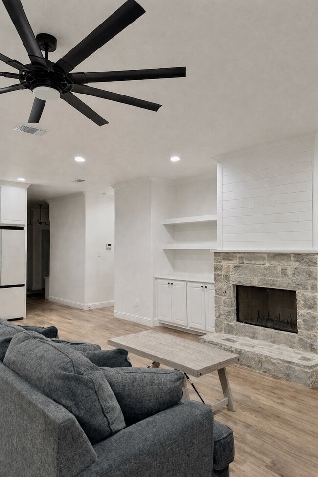 Building Photo - Custom built home in West Lubbock