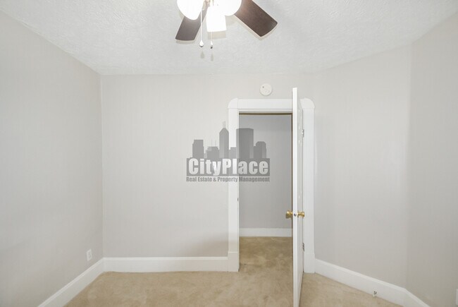 Building Photo - 2862 Highland Pl