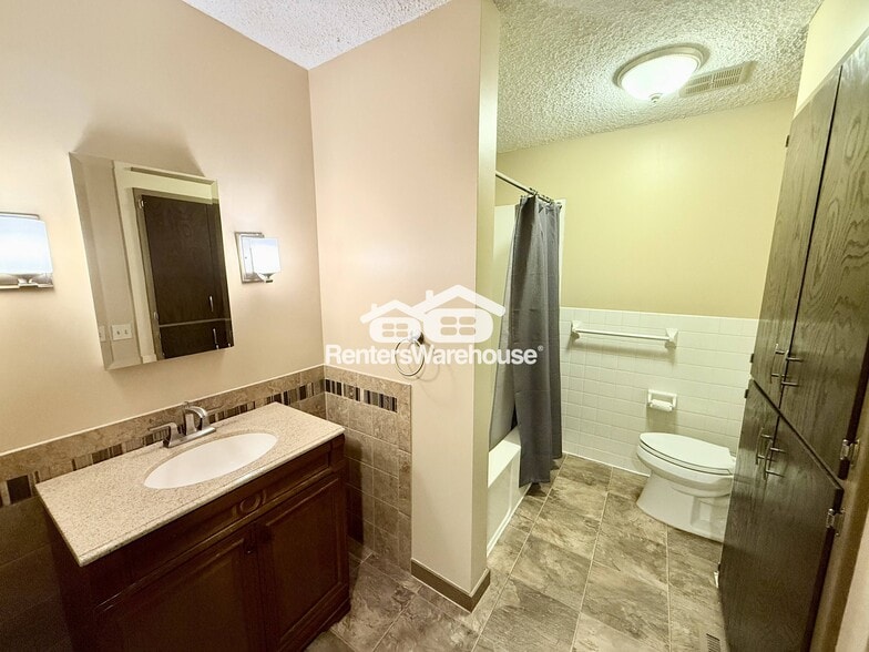 Building Photo - 14320 Fairway Dr